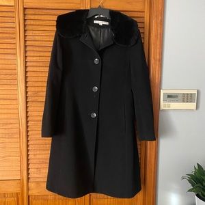 Mid-length coat with fake fur collar
